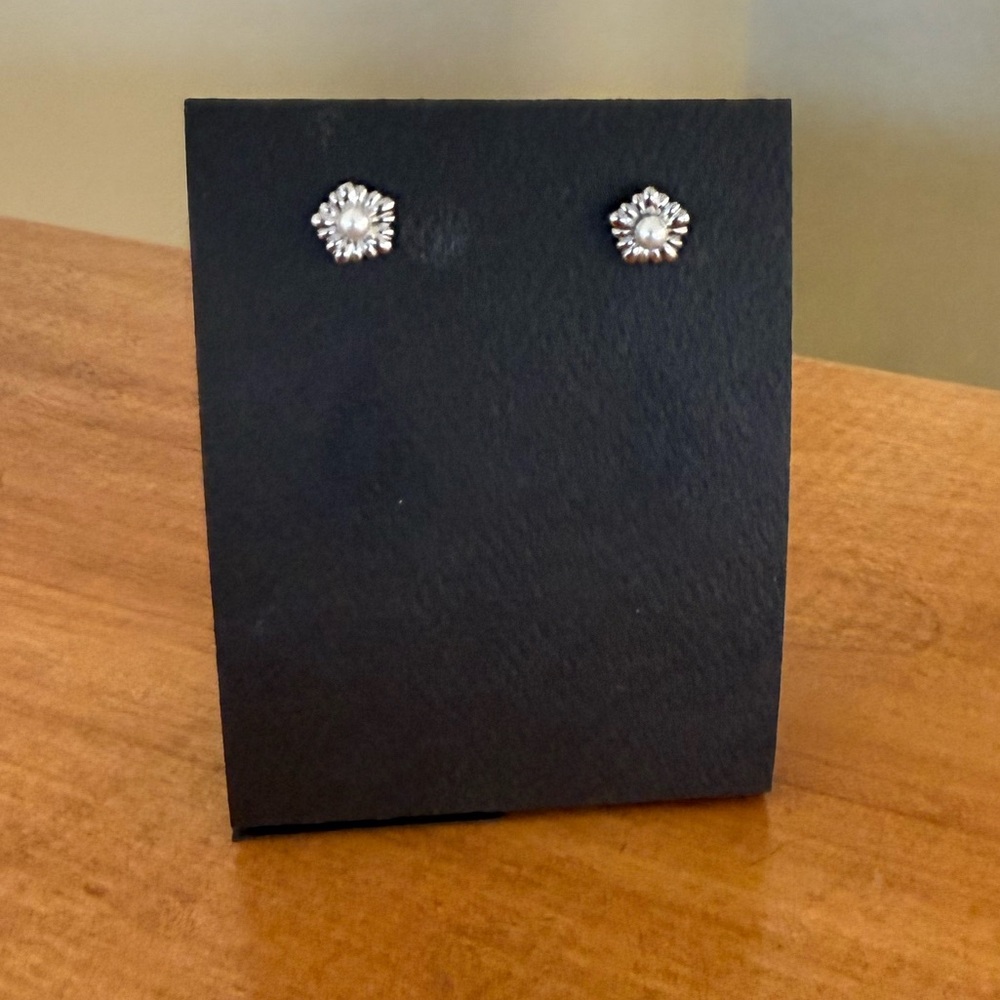 Flower white cultured pearl earrings post